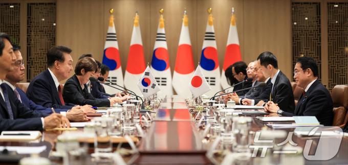 [사진] 마주 앉은 한일 정상