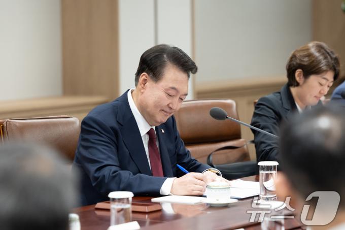 [사진] 메모하는 윤 대통령