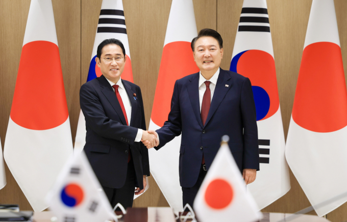 윤석열 대통령이 26일 서울 용산 대통령실 청사에서 기시다 후미오 일본 총리와 한일 정상회담에 앞서 악수하고 있다. / 사진=대통령실 제공 