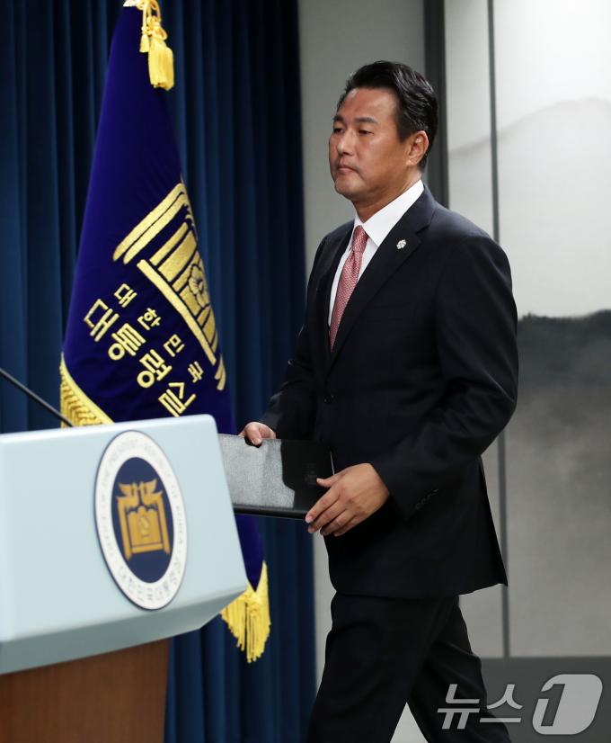 [사진] 브리핑 나선 김태효 안보1차장