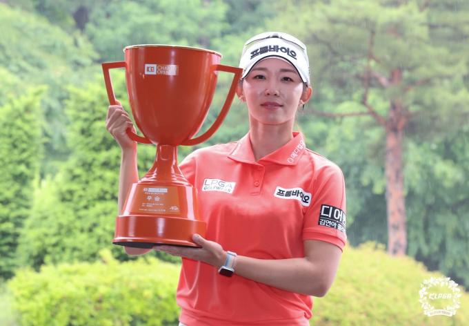 배소현이 26일 경기도 여주시 페럼 클럽에서 열린 한국여자프로골프(KLPGA) 투어 E1 채리티 오픈 파이널라운드 후 우승 트로피를 들어 보이고 있다. (KLPGT) 제공) 2024.5.26/뉴스1