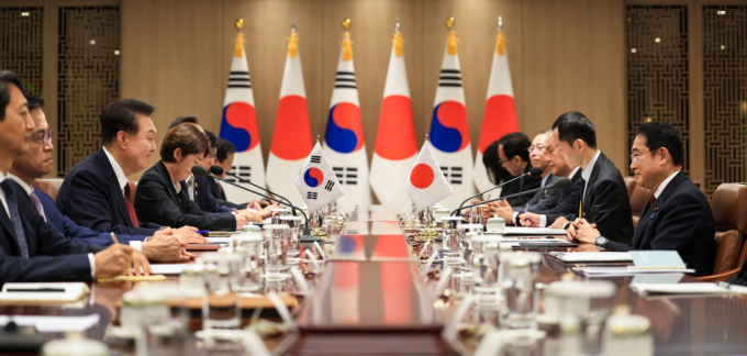 윤석열 대통령이 26일 용산 대통령실 청사에서 기시다 후미오 일본 총리와 한일 정상회담을 하고 있다. / 사진=대통령실 제공