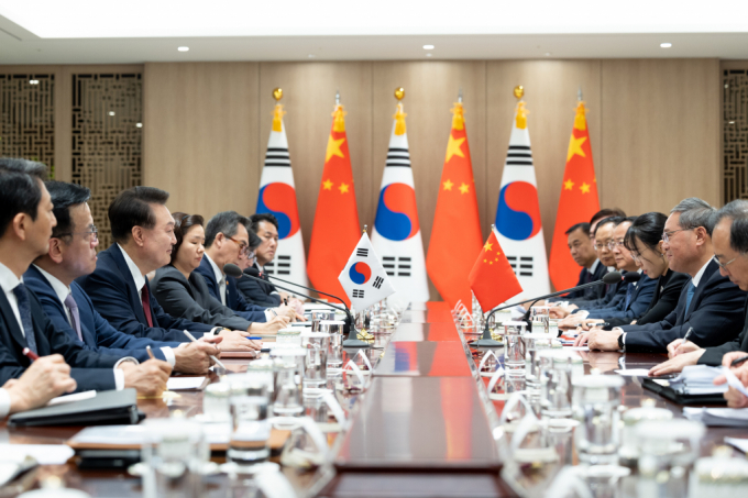 윤석열 대통령이 26일 서울 용산 대통령실 청사에서 리창 중국 국무원 총리와 회담을 하고 있다. / 사진=대통령실 제공  