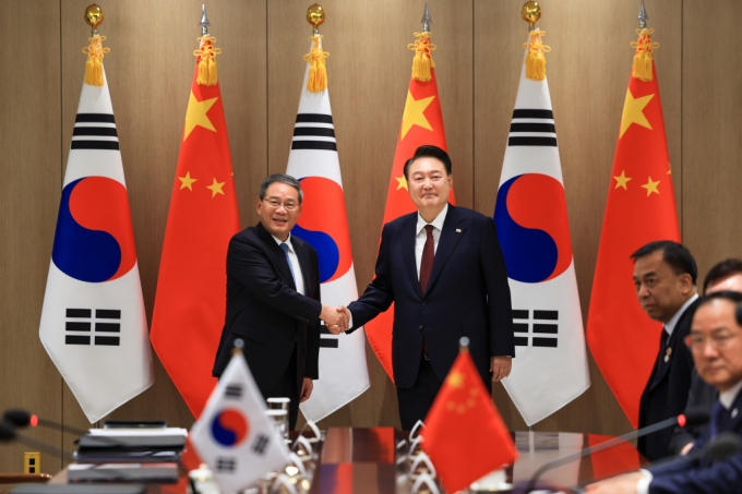 윤석열 대통령이 26일 서울 용산 대통령실 청사에서 리창 중국 국무원 총리와 회담에 앞서 악수하고 있다. / 사진=대통령실 제공 /사진=전신