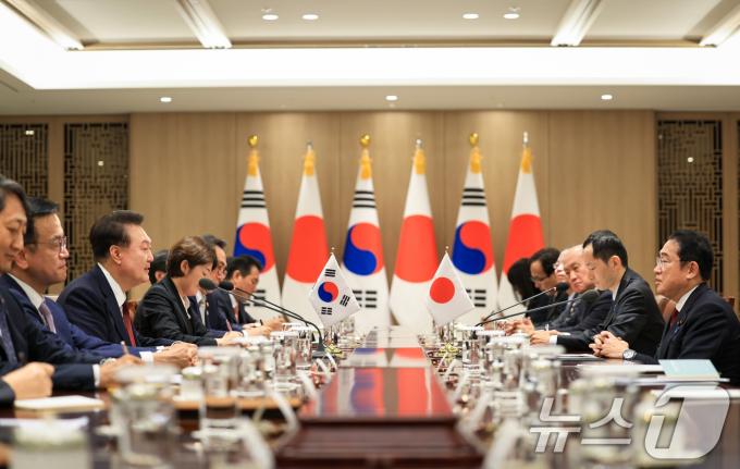 윤석열 대통령이 26일 용산 대통령실 청사에서 기시다 후미오 일본 총리와 한일 정상회담을 하고 있다. (대통령실 제공) 2024.5.26/뉴스1 ⓒ News1 오대일 기자
