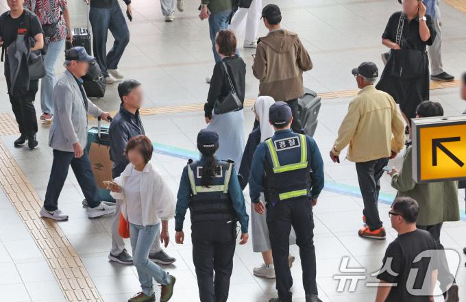 경찰이 24일 오전 서울 중구 서울역 대합실에서 순찰을 하고 있다.. 2024.5.24/뉴스1 ⓒ News1 장수영 기자
