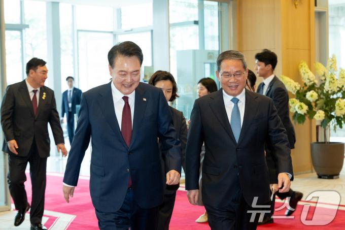 윤석열 대통령이 26일 용산 대통령실 청사에서 리창 중국 총리를 영접하며 나란히 이동하고 있다. (대통령실 제공) 2024.5.26/뉴스1 ⓒ News1 오대일 기자
