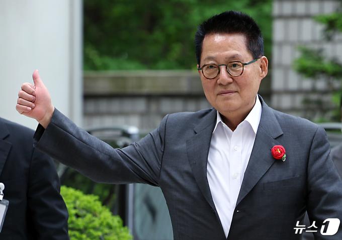 박지원 더불어민주당 당선인(전남 해남군완도군진도군)이 지난 4월 26일 오전 서울 서초구 서울중앙지법에서 열린 '서해 공무원 피살 사건' 관련 공판에 출석하며 지지자 등을 향해 엄지손가락을 치켜들고 있다. 2024.4.26/뉴스1 ⓒ News1 박정호 기자