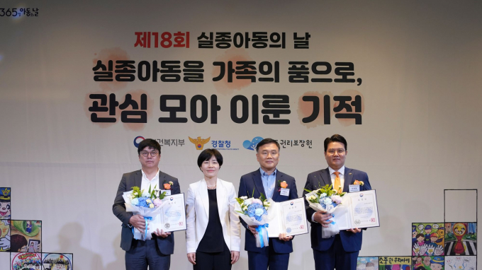 유원종 코레일유통 유통사업본부장(오른쪽 첫번째)이 24일 앰배서더 서울 풀만호텔에서 열린 ‘제18회 실종아동의 날’ 기념식에서 보건복지부장관 표창을 받고 기념촬영을 하고 있다./사진=코레일유통