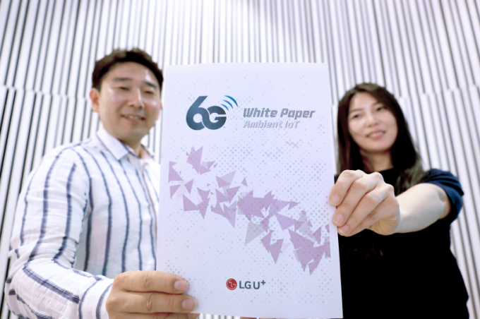 LG유플러스는 향후 상용화될 6G 이동통신 서비스를 전망하는 '6G 백서-앰비언트 IoT'를 발간했다. 사진은 LG유플러스 직원들이 새로 발간된 6G 백서를 소개하고 있는 모습. /사진=LG유플러스