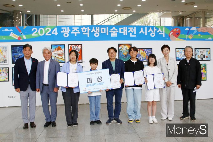  지난 25일 광주시림미술관에서 열린 2024 광주학생 미술대전 시상식에서 강기정 광주광역시장(오른쪽 다섯번째)과 이동훈 광주신세계 대표(왼쪽 첫번째), 김준기 광주시립미술관장, 김영희 광주미술관회 이사장 등이 수상자들과 기념촬영을 하고 있다/사진=광주신세계 제공. 