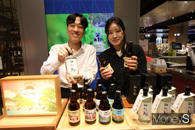 롯데백화점 광주점 지하 1층 푸드에비뉴에서 남원 주류브랜드 '비즌'팝업 행사 관계자들이 제품을 선보이고 있다/사진=롯데백화점 홍보 3팀 제공.