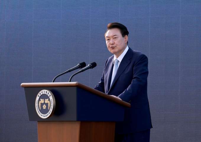 윤석열 대통령 국정 수행 지지율이 30.3%를 기록했다. 사진은 지난 23일 서울 용산 대통령실 잔디마당에서 열린 '2024 대한민국 중소기업인대회'에서 격려사에 나선 윤석열 대통령. /사진=뉴시스(대통령실통신사진기자단 제공) 