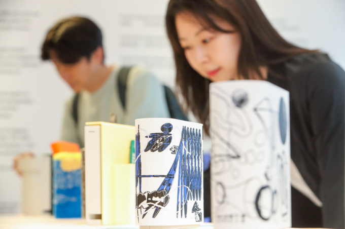 오는 6월9일까지 서울시 마포구에 위치한 XXPRESS망원에서 진행하는 KT WiFi 6D 특별 팝업 전시에서 고객이 제품을 둘러보고 있다. /사진=KT