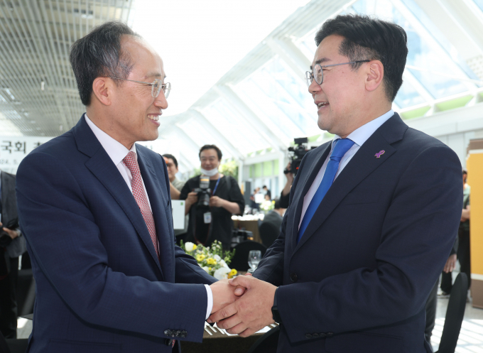 양당 원내대표가 27일 회동을 갖는다. 사진은 추경호 국민의힘 원내대표와 박찬대 더불어민주당 원내대표가 제22대 국회 초선의원 의정연찬회 국회의장 주최 오찬에서 악수를 하는 모습. / 사진= 뉴스1