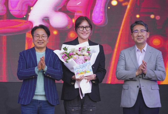 강기정 광주광역시장(왼쪽 첫번째)이 25일 오후 시청 야외음악당에서 열린 '제59회 광주시민의 날 기념식'에 참석해 김소연 에스팀 대표(가운데)에게 제15회 광주비엔날레 1호 입장권 전달한 뒤 기념 촬영을 하고 있다./사진=광주시