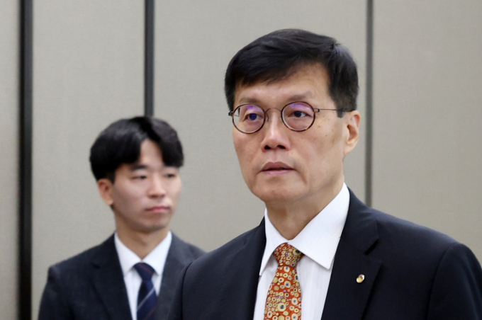 이창용 한국은행 총재가 27일 서울 중구 은행회관에서 시중은행장들과 회동한다. 사진은 이창용 한은 총재가 지난 23일 서울 중구 남대문로 한국은행에서 통화정책방향 결정회의 회의를 주재하기위해 입장하고 있는 모습./사진=임한별(머니S)