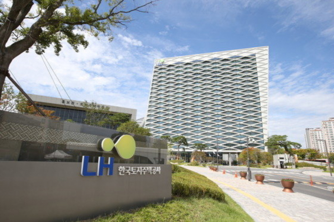 LH가 '제15회 LH 국토개발기술대전'을 개최한다. 사진은 경남 진주 LH 본사. /사진=뉴스1