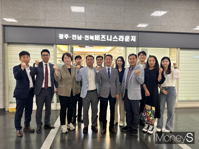 지난 24일 용산역 라운지에서 광주·전남·전북 비즈니스 라운지 전체 운영 회의를 마친 관계자들이 기념촬영을 하고 있다/사진=광주상의 제공.