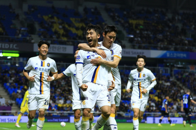 지난 5월25일 K리그1 14라운드 인천전 광주FC 최경록 선수가 득점 세리머니를 펼치고 있다./사진=광주FC