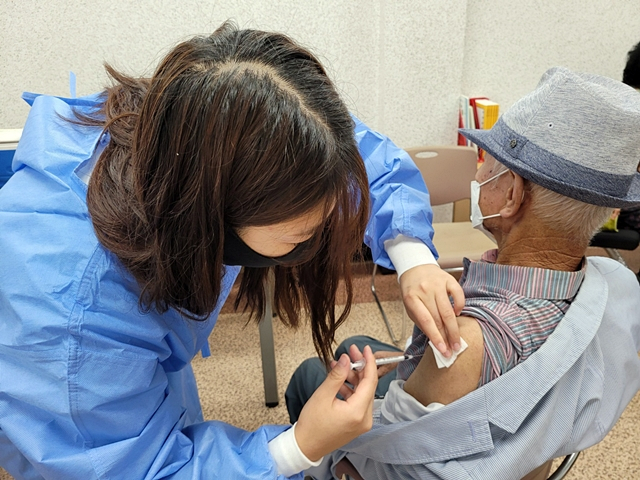 안동시 관계자가 어르신에게 대상포진 무료 예방접종을 하고 있다./사진제공=경북 안동시