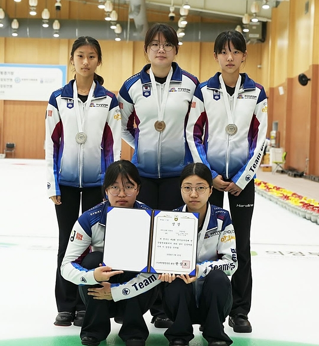 지난 19일부터 23일까지 의정부컬링경기장에서 열린 제2회 경기도의장배 전국컬링대회에서 의성여중 선수단이 수상한 상장을 들어보이고 있다./사진제공=경북 의성여자중학교