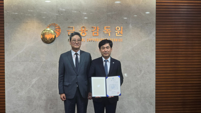 24일 KAI 재무그룹 이창수 상무(오른쪽)가 XBRL 재무 공시 우수법인 감사장을 수여받은 뒤 금융감독원 김정태 부원장보(왼쪽)와 기념사진을 찍고 있다./사진제공=KAI