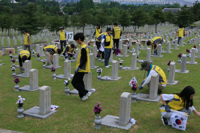 한신공영 임직원봉사단체가 호국보훈의 달을 맞아 국립현충원 묘역정화봉사를 진행했다. /사진=한신공영
