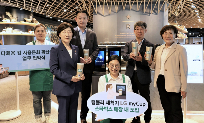 스타벅스가 개점 25주년을 맞아 2026년까지 텀블러 세척기를 전국 매장에 순차적으로 도입한다. /사진=스타벅스