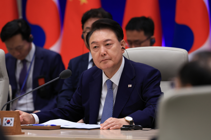 윤석열 대통령은 27일 "한반도의 평화와 안정을 유지하는게 3국 공동의 이익이자 책임임을 재확인했다"며 "북한의 비핵화를 위해 노력하는 것이 중요하다"고 말했다. 윤석열 대통령이 27일 청와대 영빈관에서 한·중·일 정상회의에 참석했다. /사진=뉴스1(대통령실 제공)