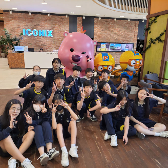  ‘뽀로로’ 제작사인 ㈜아이코닉스를 방문해 진로체험(기업 탐방)에 참여한 동구중학교 학생들. /사진제공=동구중학교
