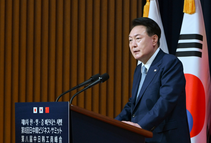 한·중·일 3국은 27일 정상회담을 열고 인적·물적 교류를 확대하기로 했다. 사진은 윤 대통령이 이날 서울 중구 대한상공회의소에서 열린 제8차 한·중·일 비즈니스 서밋에서 연설하는 모습. / 사진= 뉴시스