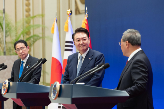  윤석열 대통령, 기시다 후미오 일본 총리, 리창 중국 국무원 총리는 27일 한중일 정상·장관급 회의 정례화와 3국 협력사업을 확대하는 내용을 담은 공동선언을 채택했다. 사진은 이날 청와대 영빈관에서 열린 제9차 한중일 정상회의 공동기자회견에서 리창 중국 국무원 총리(오른쪽)의 발언을 경청하는 윤석열 대통령(가운데). /사진=뉴시스(대통령실 제공) 