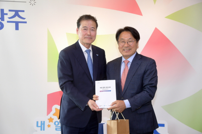 강기정 광주광역시장(오른쪽)이 27일 시청 접견실에서 김영호 통일부 장관과 면담을 갖고 ‘광주2025세계양궁선수권대회’ 북한 선수단 참여와 관련 특사 파견을 제안했다./사진=광주시