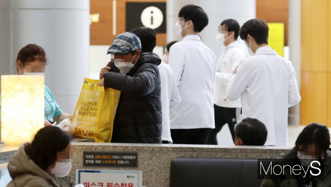 의대 증원에 반발한 의협이 오는 30일 전국 권역별로 촛불집회를 개최한다. 사진은 서울에 위치한 한 대학병원 모습으로 본 기사와 무관. /사진=임한별 기자