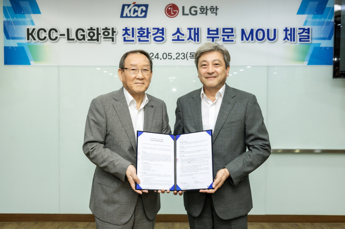 LG화학과 KCC가 친환경 소재 부문 업무협약(MOU)을 체결했다. 사진은 MOU 체결 후 기념사진을 촬영하는 이종구 LG화학 부사장(오른쪽)과 김상훈 KCC 부사장. /사진=LG화학 제공