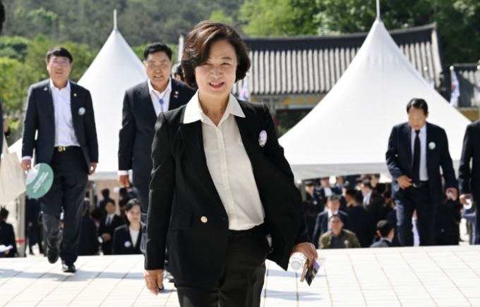 추미애 더불어민주당 당선인이 27일 페이스북을 통해 22대 국회 국방위원회에서 활동하겠다고 밝혔다. 사진은 추미애 당선인이 18일 광주 북구 국립 5·18민주묘지에서 열린 5·18민주화운동 제44주년 기념식에 입장하는 모습. / 사진= 뉴스1