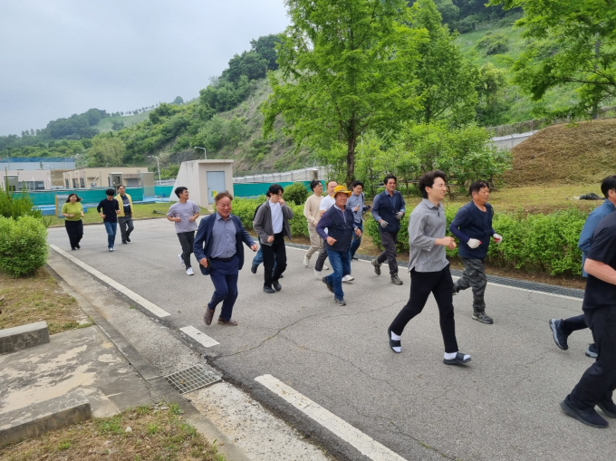 연천군맑은물관리사업소에서 실시한 '염소가스 누출 사고 대응훈련' 현장. /사진제공=연천군