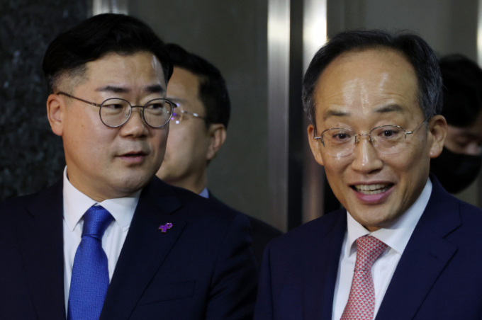 27일 추경호 국민의힘 원내대표와 박찬대 더불어민주당 원내대표가 회동해 채상병특검·연금개혁 등 쟁점 사안을 논의했지만 합의가 이루어지지 않았다.  사진은 추경호 국민의힘 원내대표와 박찬대 더불어민주당 원내대표가 회동을 마치고 나와 결과를 말하고 있는 모습. / 사진= 뉴시스