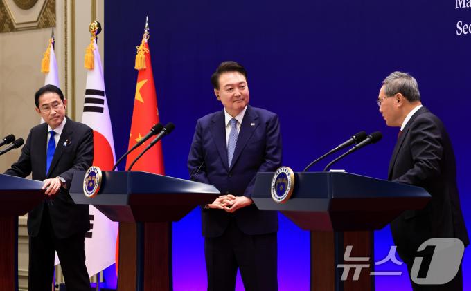 윤석열 대통령과 기시다 후미오 일본 총리가 27일 청와대 영빈관에서 열린 제9차 한·중·일 정상회의 공동기자회견에서 리창 중국 총리의 발언을 경청하고 있다. (대통령실 제공) 2024.5.27/뉴스1 ⓒ News1 오대일 기자