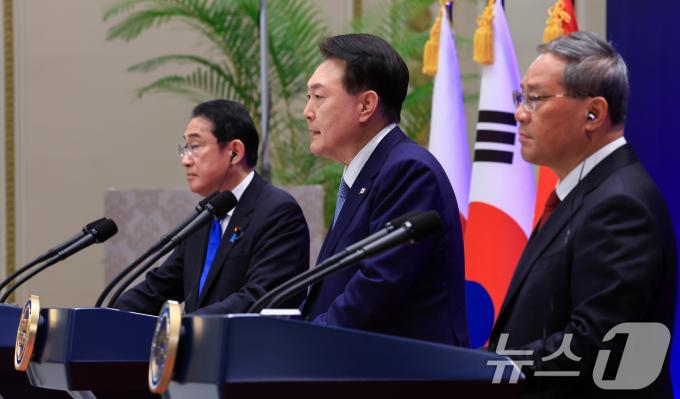 윤석열 대통령과 리창 중국 총리, 기시다 후미오 일본 총리가 27일 청와대 영빈관에서 제9차 한·중·일 정상회의 공동기자회견을 하고 있다. (대통령실 제공) 2024.5.27/뉴스1 ⓒ News1 오대일 기자
