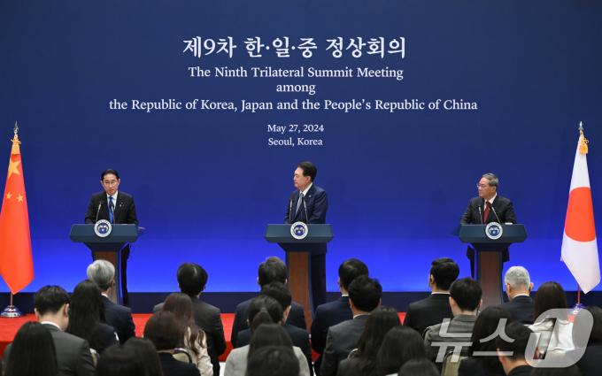 윤석열 대통령과 리창 중국 총리가 27일 청와대 영빈관에서 열린 제9차 한·중·일 정상회의 공동기자회견에서 기시다 후미오 일본 총리의 발언을 경청하고 있다. (대통령실 제공) 2024.5.27/뉴스1 ⓒ News1 오대일 기자