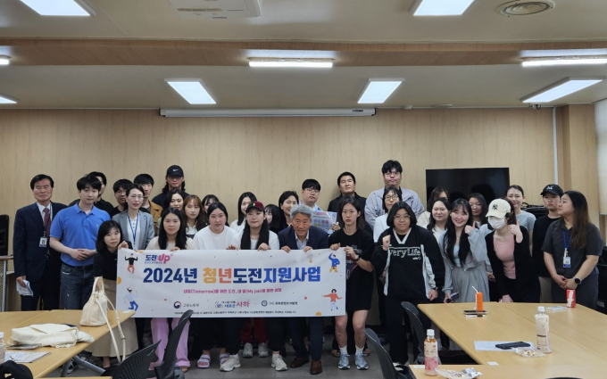 박해동 (사)문화콘텐츠개발원 이사장 등 관계자와 교육생들이 입학식 후 기념촬영을 하고 있다./사진=문화콘텐츠개발원  