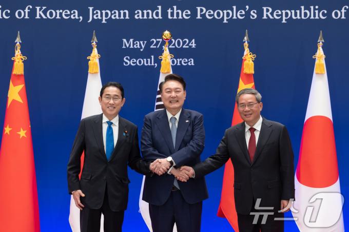 [사진] 윤석열 대통령, 한중일 정상회담