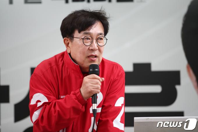 서병수 국민의힘(부산 북구 갑)후보가 제22대 국회의원선거(총선) 사전투표 둘째 날인 6일 부산시 북구 화명역 인근에서 열린 ‘국민의힘으로 북구살리기’ 유세에서 지지를 호소하고 있다. 2024.4.6/뉴스1 ⓒ News1 이승배 기자