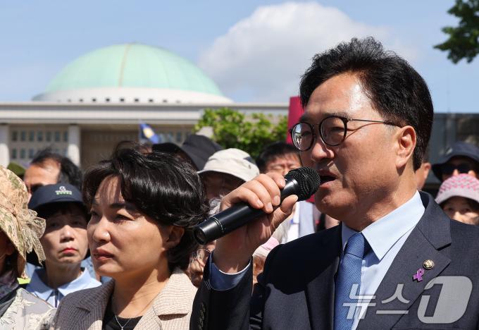 우원식 더불어민주당 의원이 27일 오전 서울 영등포구 여의도 국회 앞에서 전국민족민주유가족협외희(유가협)과 민주유공자법제정추진단 주최로 열린 민주유공자법 국회 본회의 통과와 대통령 거부권 반대 촉구 기자회견에서 발언하고 있다. 2024.5.27/뉴스1 ⓒ News1 김진환 기자