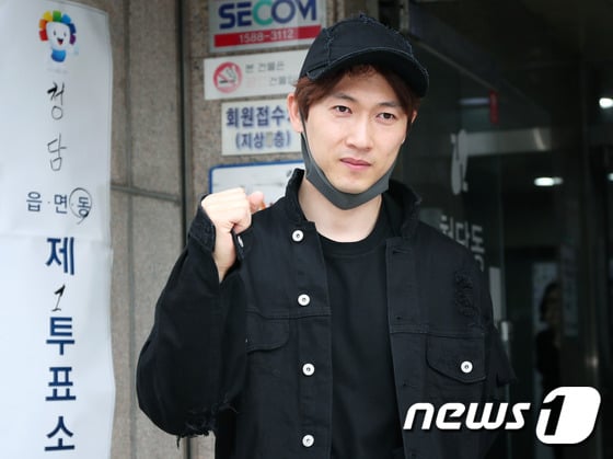 H.O.T. 장우혁이 19대 대통령 선거일인 9일 오후 서울 청담동 주민센터에서 투표를 마친 뒤 투표를 독려하는 파이팅을 외치고 있다. ⓒ News1 권현진 기자