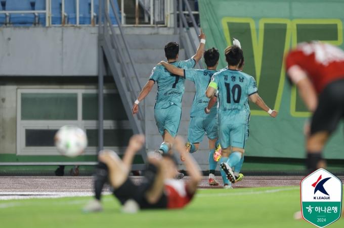 안산 그리너스 최한솔이 골을 넣은 뒤 동료들과 기뻐하고 있다 (한국프로축구연맹 제공)