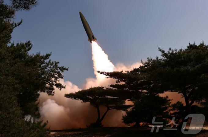 김정은 북한 노동당 총비서는 지난 17일 미사일총국이 동해상에서 진행한 새로운 자치유도항법체계를 도입한 전술탄도미사일 시험사격을 참관했다고 18일 노동당 기관지 노동신문이 보도했다. [국내에서만 사용가능. 재배포 금지. DB 금지. For Use Only in the Republic of Korea. Redistribution Prohibited] rodongphoto@news1.kr