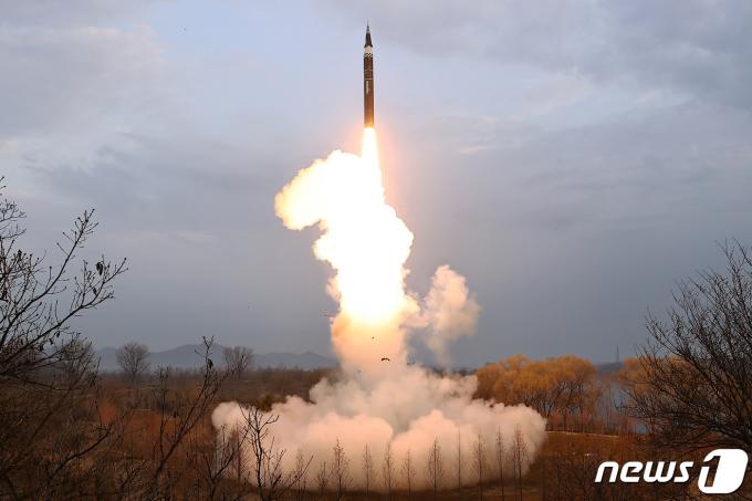 (평양 노동신문=뉴스1) = 북한 탄도미사일 발사 장면. [국내에서만 사용가능. 재배포 금지. DB 금지. For Use Only in the Republic of Korea. Redistribution Prohibited] rodongphoto@news1.kr